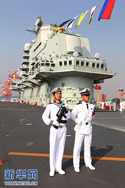 我国第一艘航空母舰正式交付海军 胡锦涛登舰视察