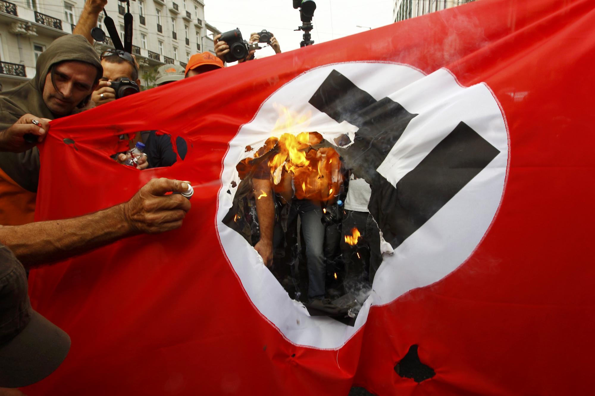 裸奔、烧旗、骚乱 默克尔访希腊遭5万人抗议被