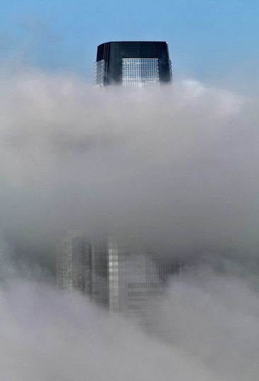 图：纽约浓雾中化身空中之城 自由女神分外神秘