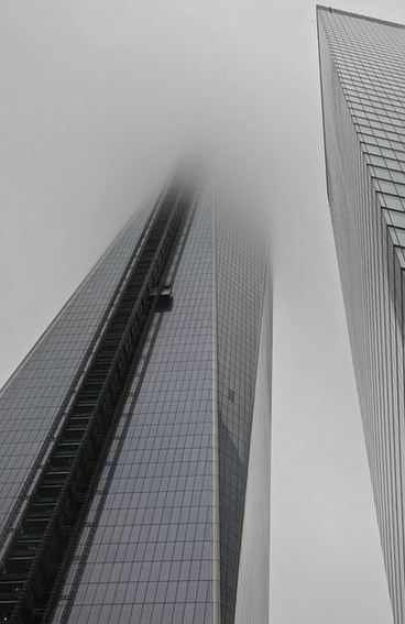 图:纽约浓雾中化身空中之城 自由女神分外神秘