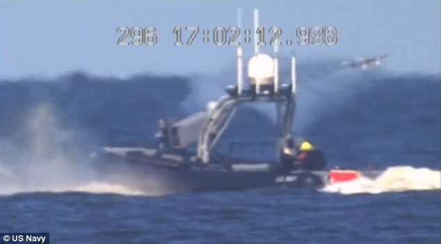 美国海军首次测试无人驾驶船只远程发射导弹
