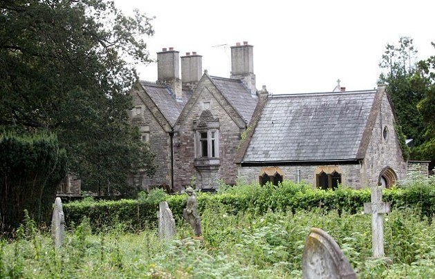 英国最恐怖房屋建在墓地 客厅曾是停尸房