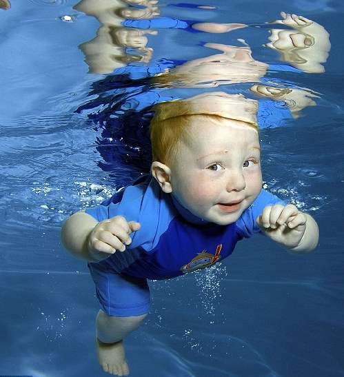 组图：“潜水宝宝”梦幻可爱 自在跳起水下芭蕾
