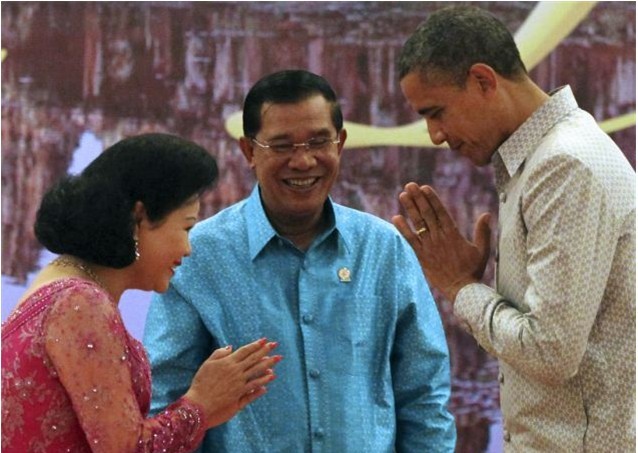 对奥巴马不敬?美媒称柬埔寨首相夫人行礼留一