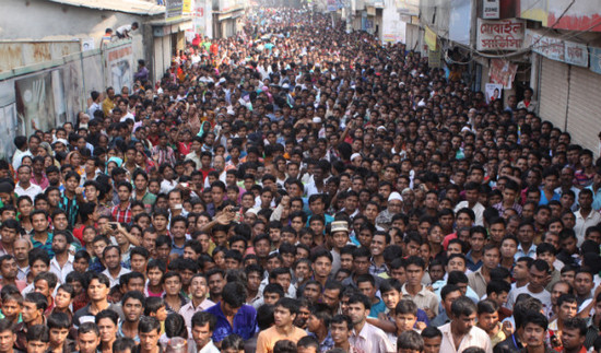 孟加拉国制衣厂大火引发千人示威 沃尔玛忙发声明撇清关系