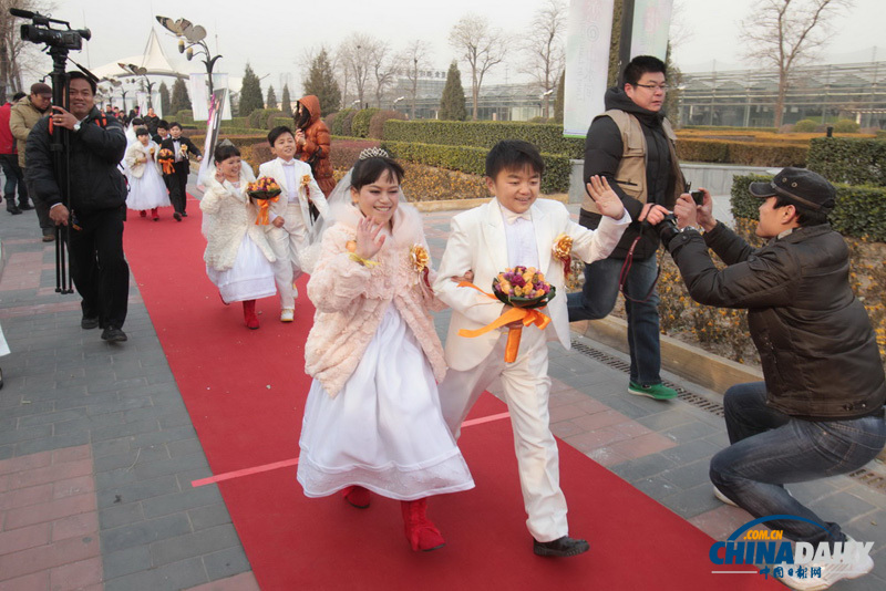 北京:七对袖珍人举行集体婚礼 均为皮影戏演