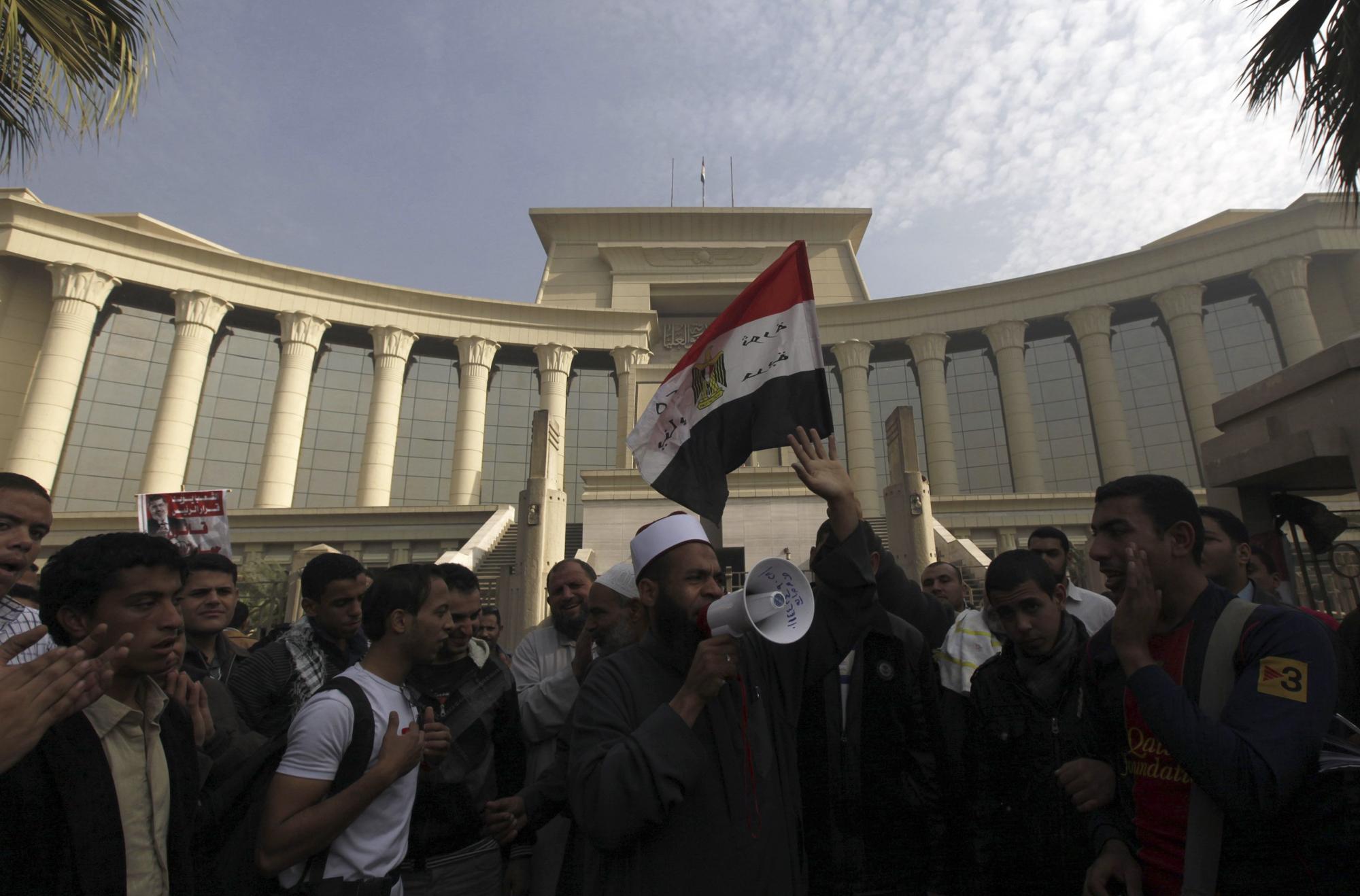 埃及总统支持者“逼停”最高宪法法院 穆尔西提议各派别对话