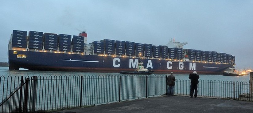 集装箱货船完成处女航满载圣诞礼品抵英港口[