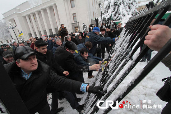乌克兰议会就职仪式上演全武行 场内外“闹翻天”