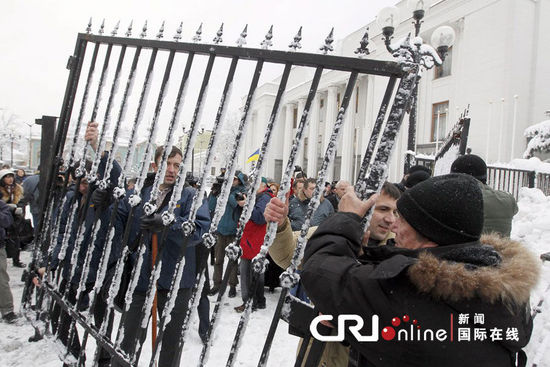 乌克兰议会就职仪式上演全武行 场内外“闹翻天”