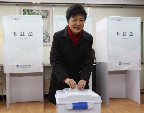 “冰公主”朴槿惠赢得大选 李明博电贺韩国首位女总统