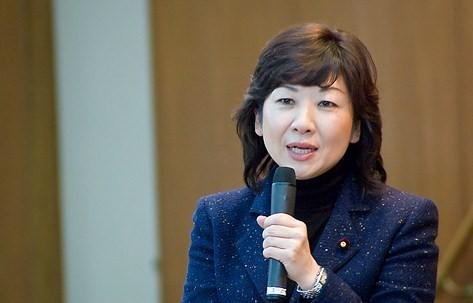 自民党确定领导层 安倍选两名女性高级助手