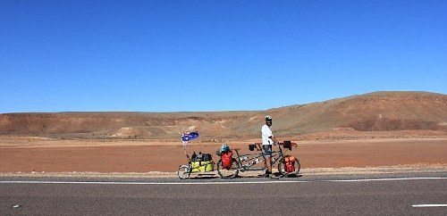 英国新婚夫妇骑行三大洲“度蜜月” 途经中国