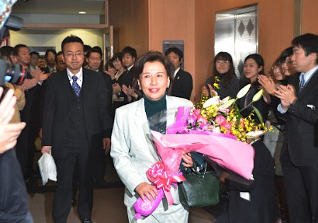 田中真纪子卸任文部科学省大臣 调侃开始老太婆假日