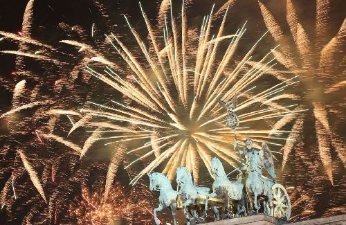 悉尼炫彩焰火、时代广场倒计时 世界各地喜迎新年