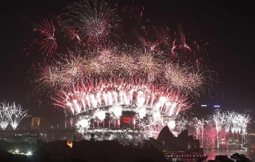 图：悉尼炫彩焰火、时代广场倒计时 世界各地迎喜新年