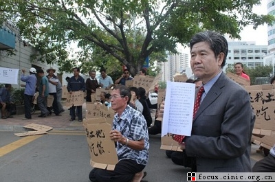 三亚农民土地被强占22年 法学教授跪地请愿