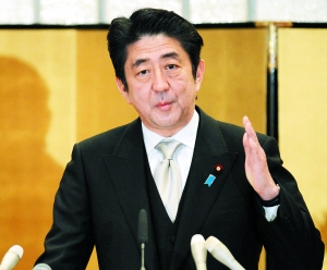 财政货币政策双管齐下 安倍新政压低日元