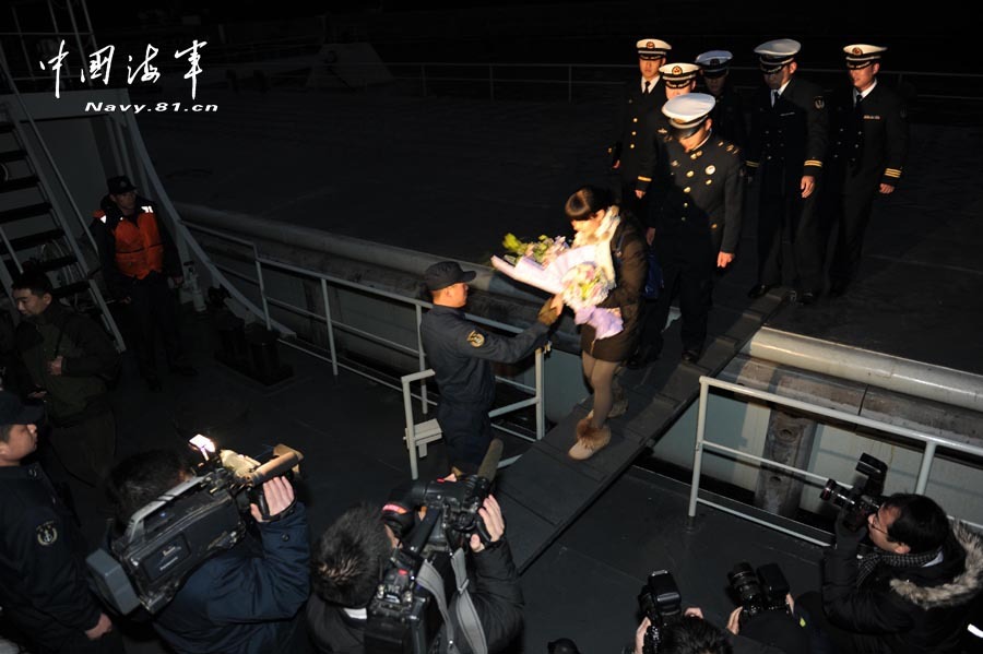 高清：美丽新娘登上海军海岛哨所完婚