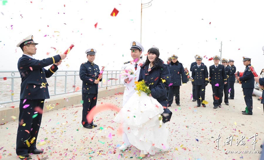 高清：美丽新娘登上海军海岛哨所完婚