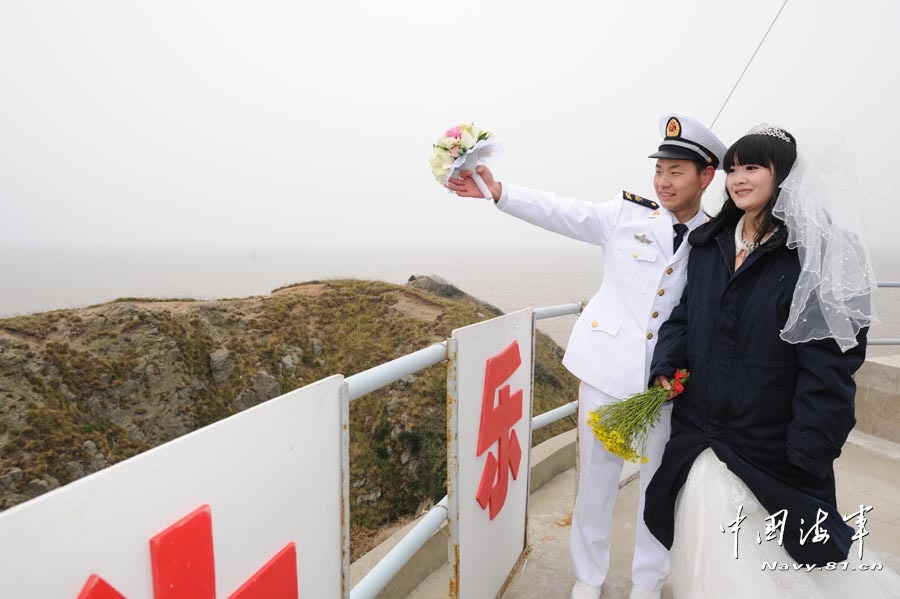 高清：美丽新娘登上海军海岛哨所完婚
