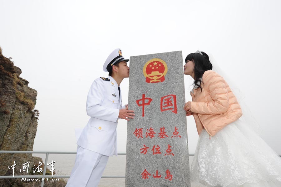 高清：美丽新娘登上海军海岛哨所完婚