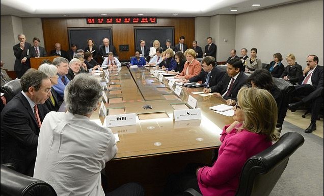 希拉里返岗获赠橄榄球头盔 交权前出席领馆遇袭案听证会