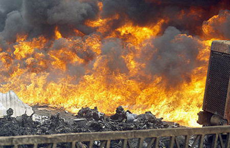 尼日利亚输油管道爆炸起火导致至少30人死亡