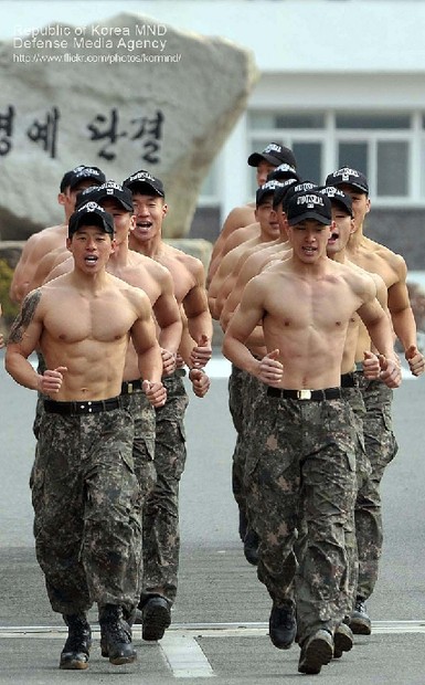 韩国海军精锐水下爆破队曝光 队员个个是肌肉男