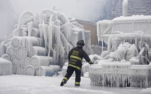 超级震撼！美消防员极寒天气敬业工作灭火车变冰雕