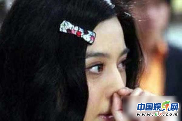 朱茵当众抠脚范冰冰挖鼻孔 盘点中外明星不雅抓拍