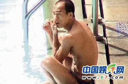 朱茵当众抠脚范冰冰挖鼻孔 盘点中外明星不雅抓拍