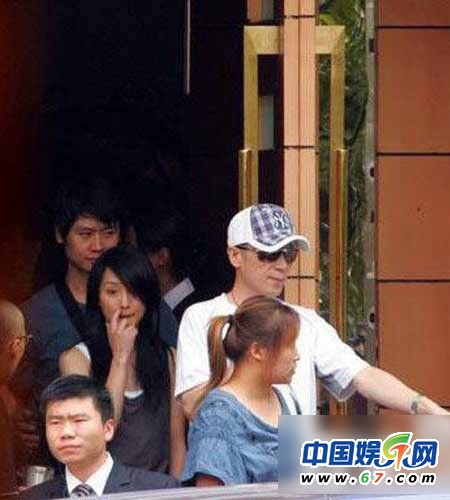 朱茵当众抠脚范冰冰挖鼻孔 盘点中外明星不雅抓拍