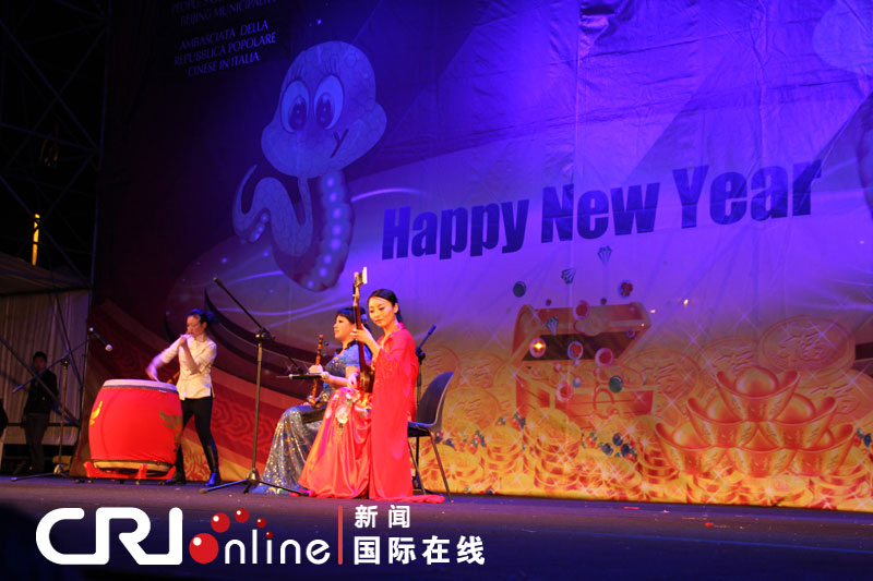 “欢乐春节”响彻罗马 焰火表演照亮斗兽场