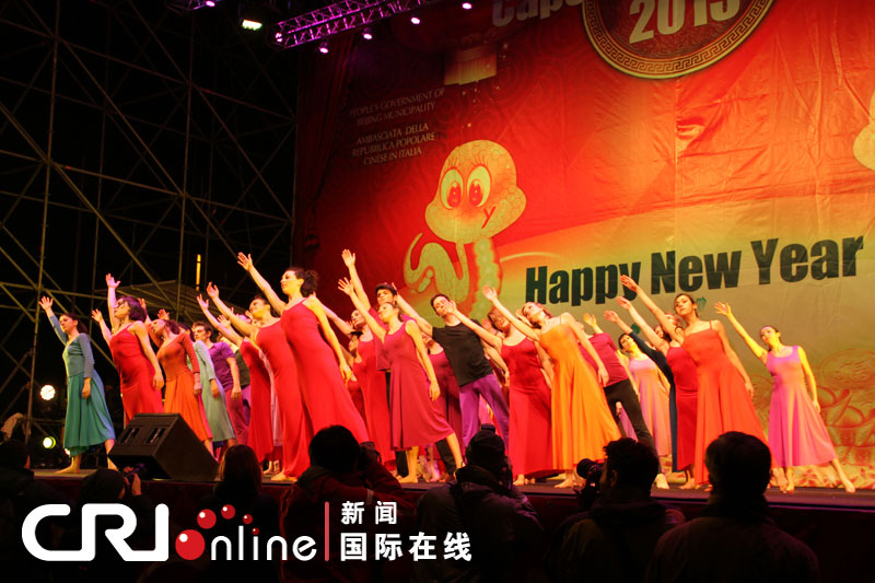 “欢乐春节”响彻罗马 焰火表演照亮斗兽场