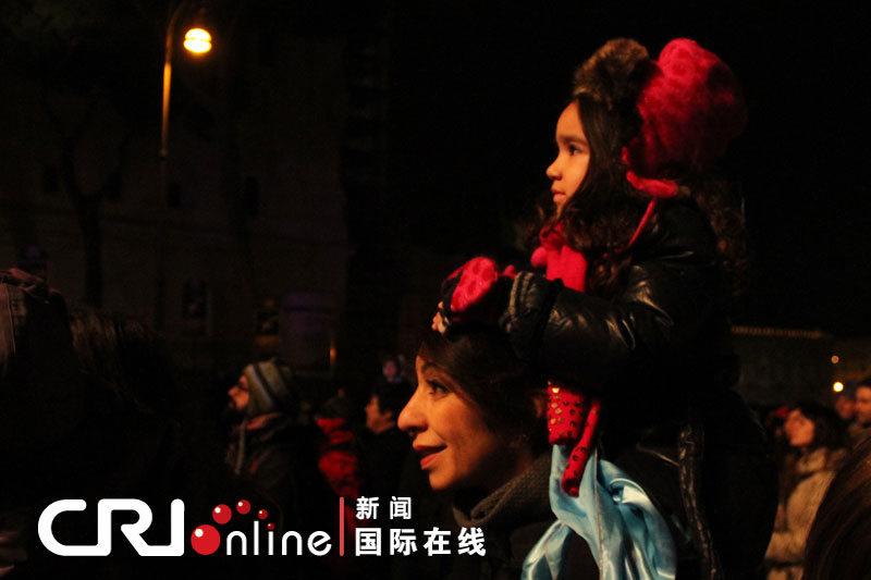 “欢乐春节”响彻罗马 焰火表演照亮斗兽场