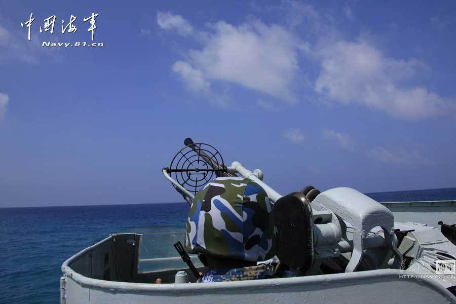 高清：驻永暑礁部队用重机枪舰炮对海攻击演练