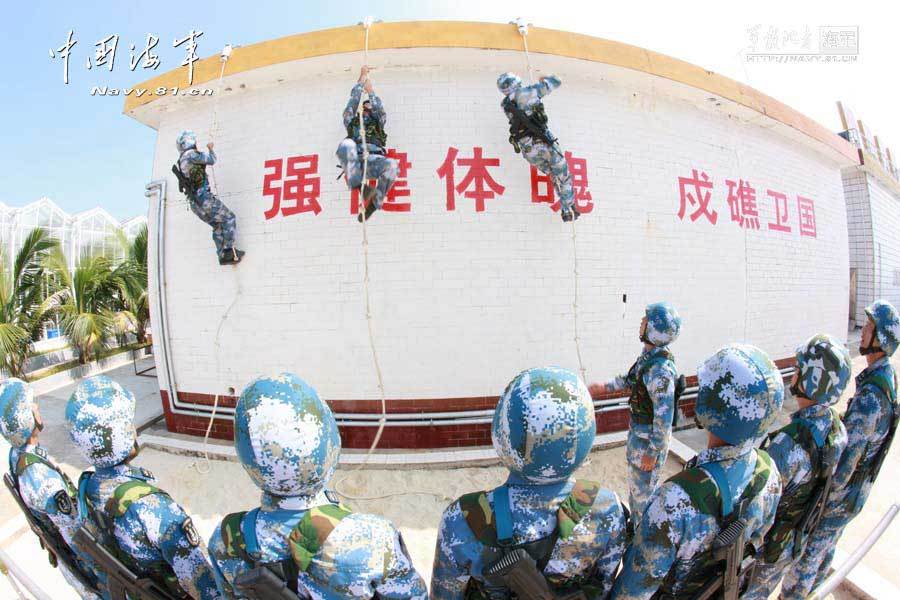 高清：驻永暑礁部队用重机枪舰炮对海攻击演练