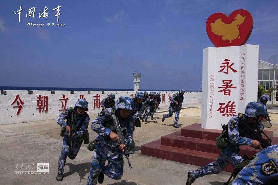 高清：驻永暑礁部队用重机枪舰炮对海攻击演练