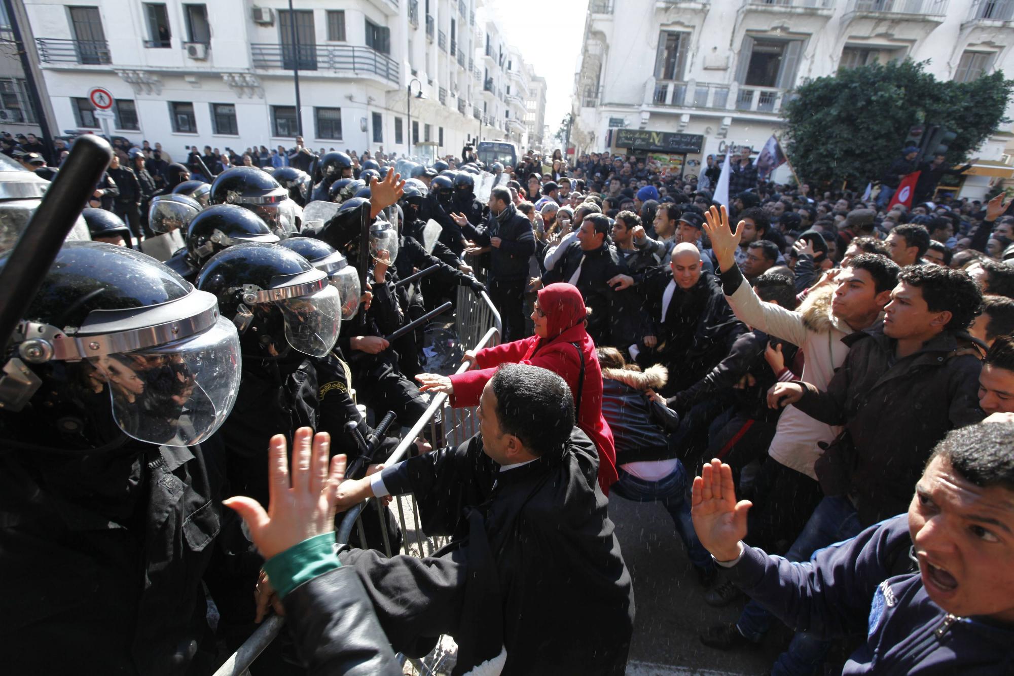 突尼斯反对党领袖遇刺引发严重抗议 总理宣布组建临时内阁