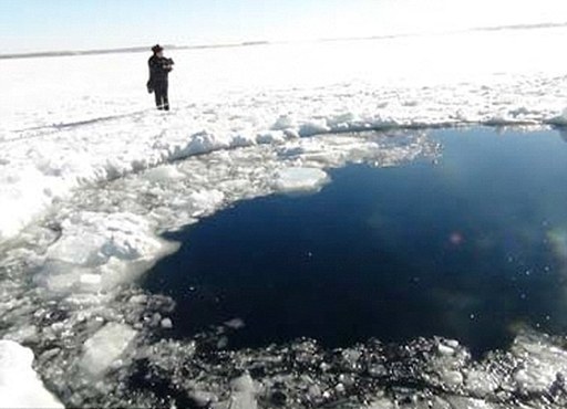 陨石砸出直径8米冰洞 俄罗斯否认军方试图拦截