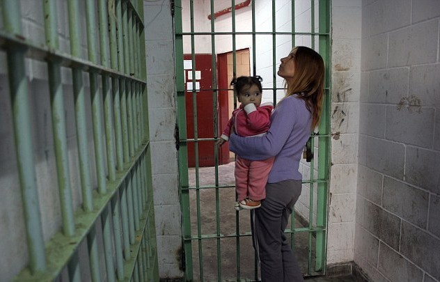 出生就陪母亲坐牢 阿根廷监狱无辜孩子境遇令人心酸