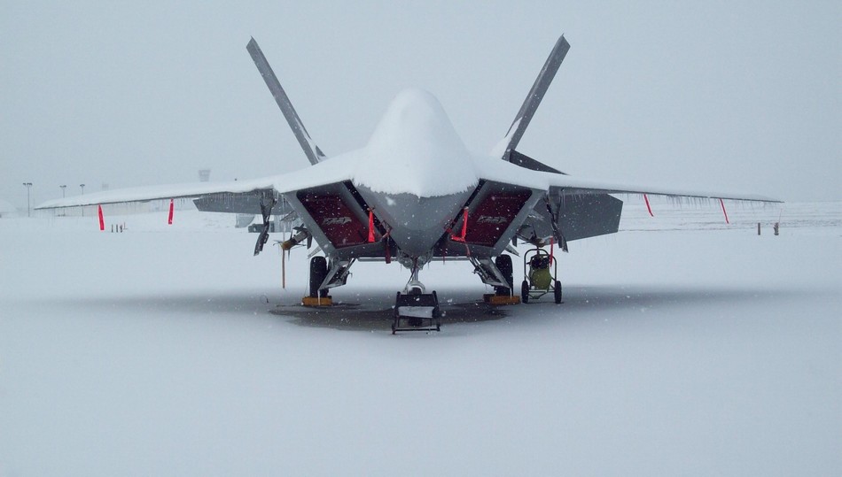 美军最昂贵隐形战机大雪天屋外挨冻
