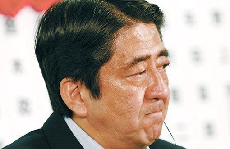 安倍晋三国会中频上厕所 在野党要求暂停审议