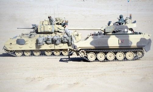 外形威猛：美国陆军M2A3战车群戈壁实战演练