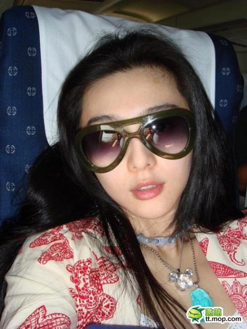瞿颖现身机场无星味 女星机场真容照大PK