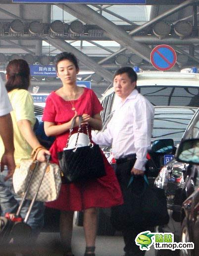 瞿颖现身机场无星味 女星机场真容照大PK