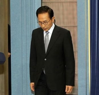 卸任仅9天 李明博因私宅案和非法监察被起诉