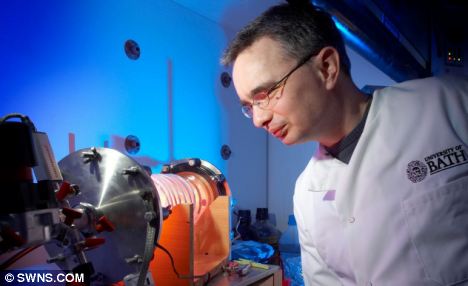 英国科学家研制“神奇膏药” 可在检测到伤口被致命感染时发光