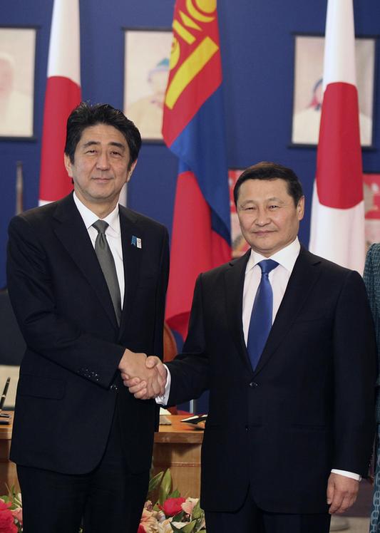 安倍与蒙古总理会谈 称将就资源开发强化合作